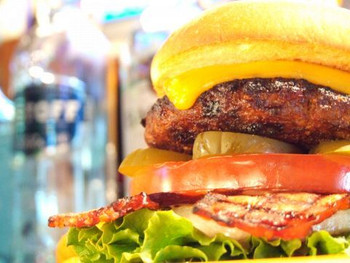 「フラッシュバック・カフェ」料理 1007382 【ハンバーガーを横浜で作り続けて20年！】横浜バーガー　フレンチフライ付き