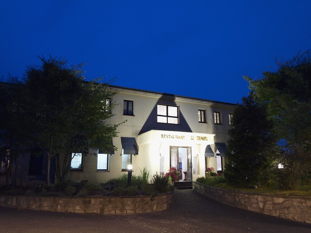 施設の正面 (日没後)