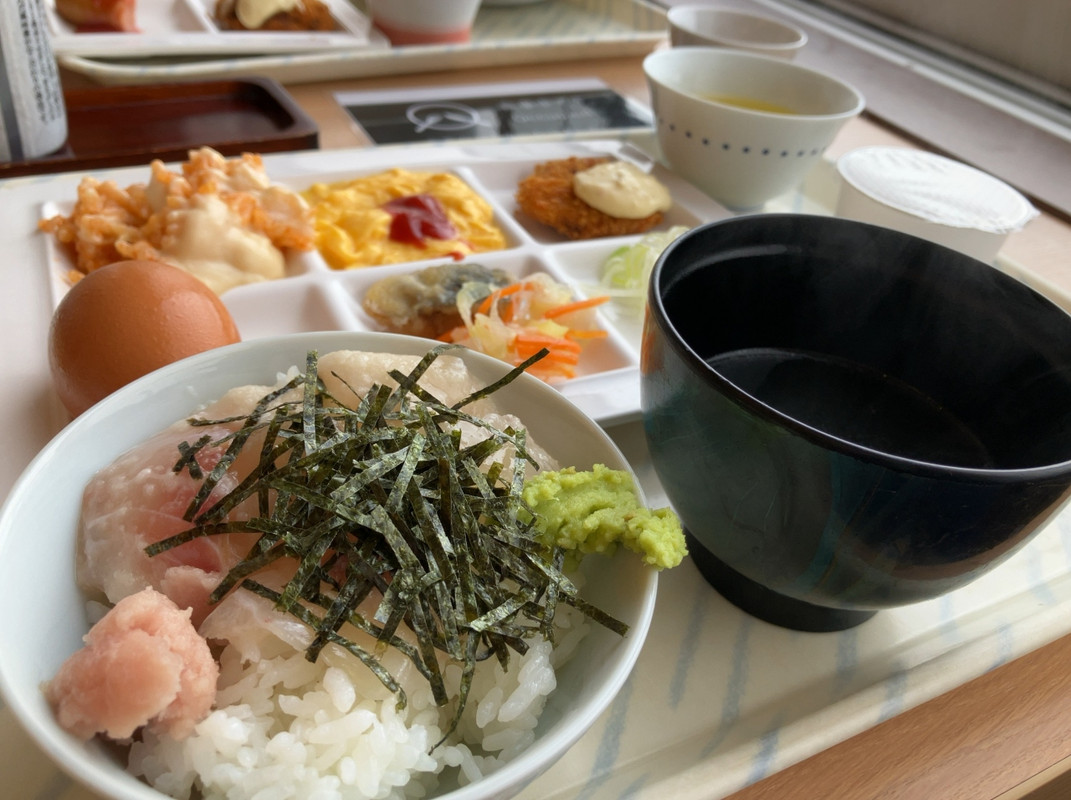 朝食はビュッフェ。メインはめでたい飯