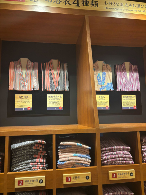 日帰り入浴も同じ受付なので、休日は結構並びそうだなと感じました。 / 1