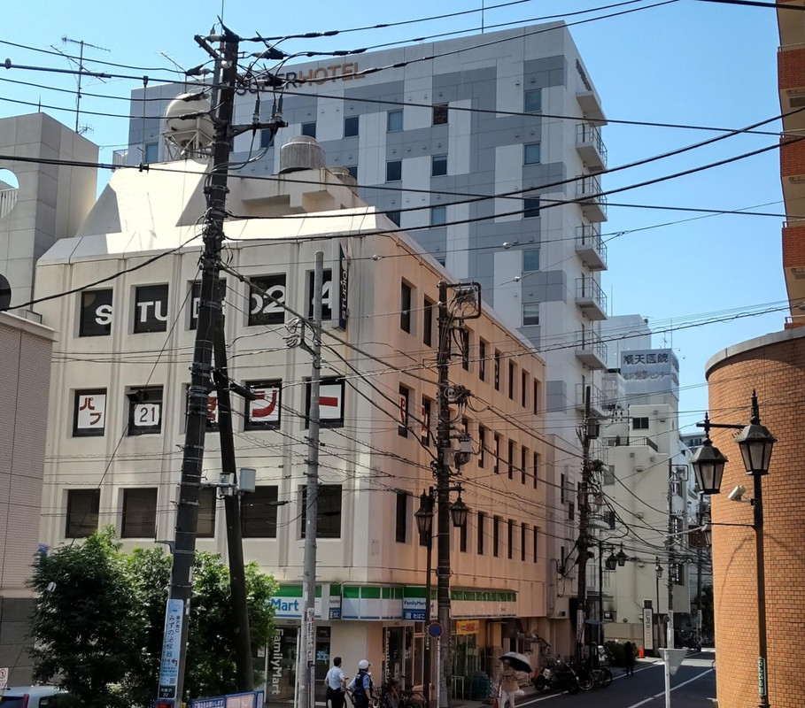 コンビニがありますし、繁華街にあります