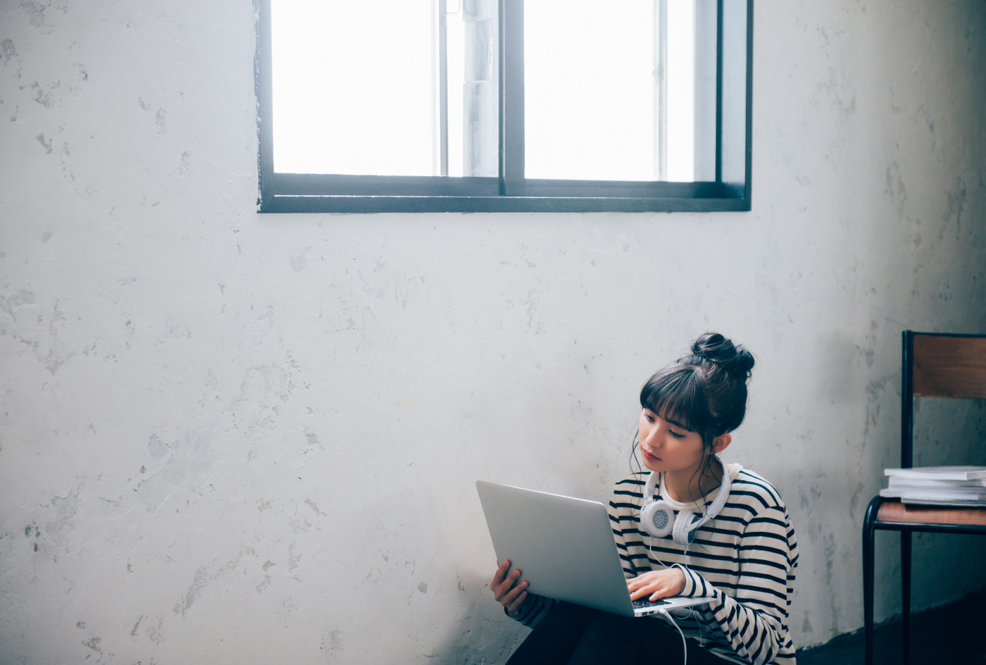 音楽を聴く女性