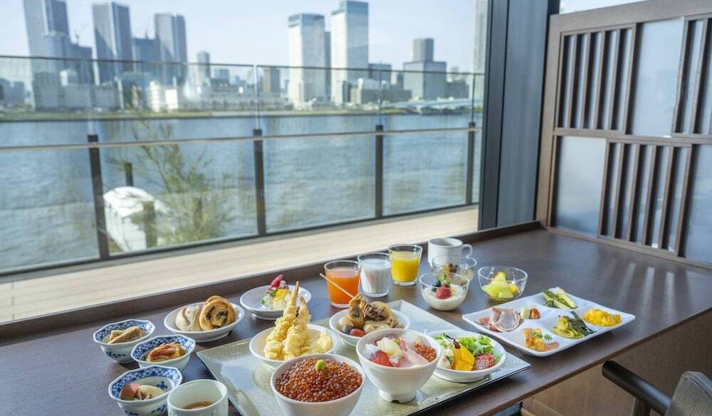 景色を眺めながら優雅な朝食を / 1