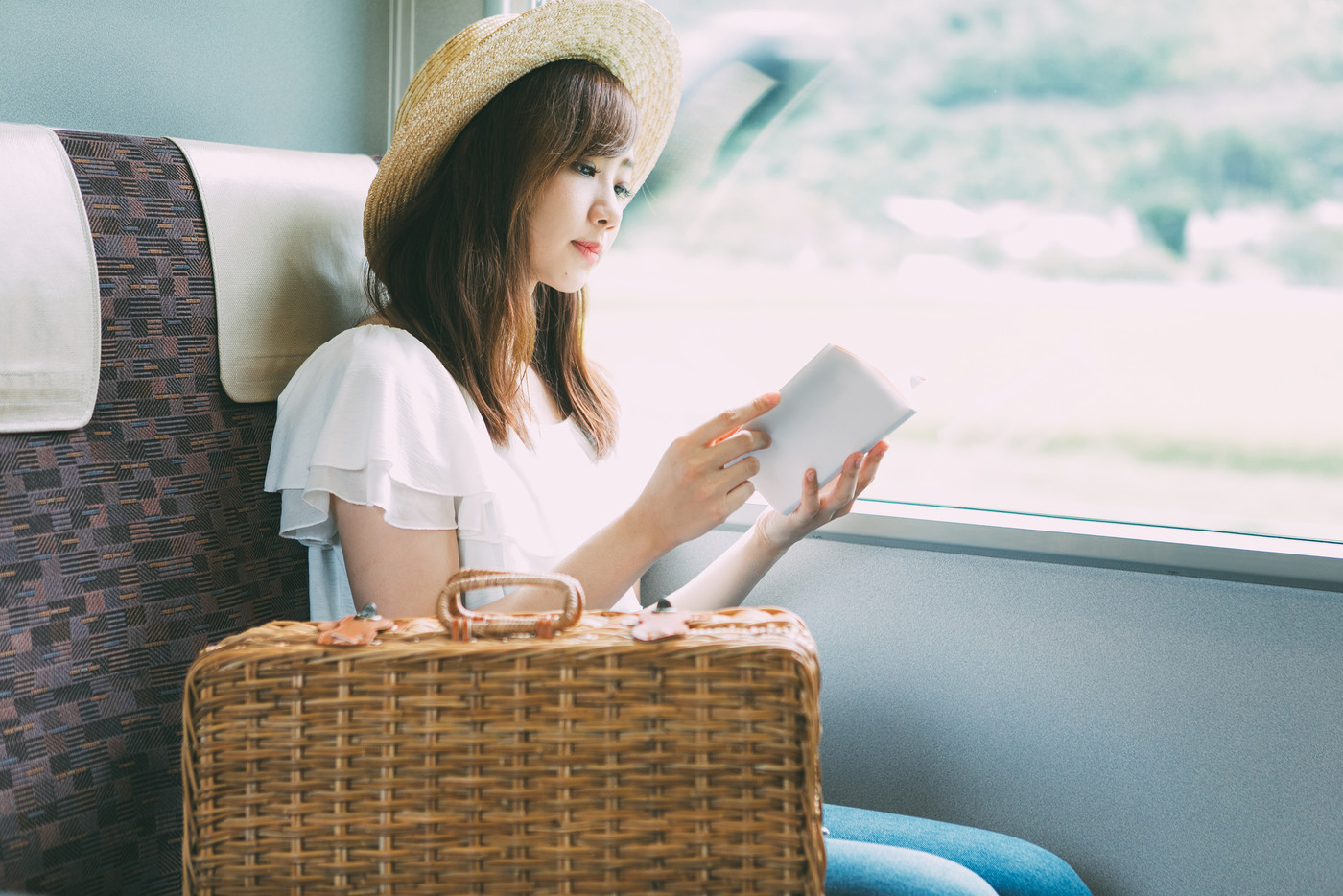 若い女性の旅行イメージ