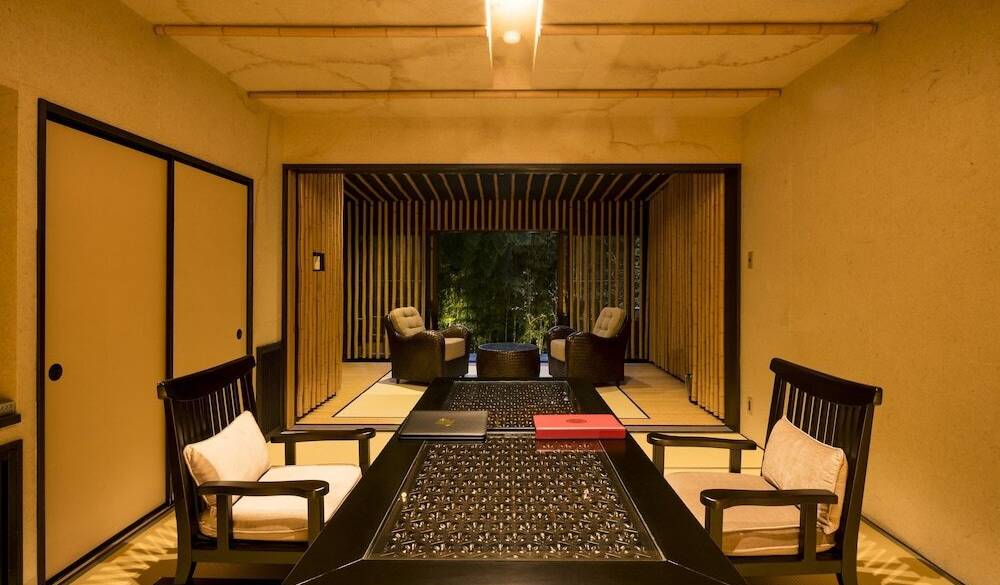 お部屋で味わえる
本格的な京懐石料理 / 4