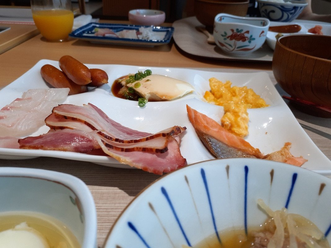 もりだくさんの朝食