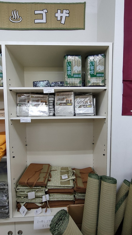 売店のゴザは折り畳み式がおすすめ。