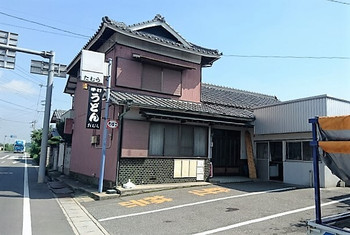 「手打うどん たむら」 外観 53014604 お天気が味方してくれて嬉しい初訪問♬駐車場は店の周辺と交差点の向こう
