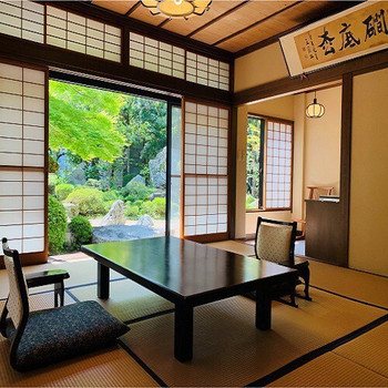 河口沿いに建つ、風情ある老舗の温泉旅館3724415