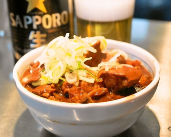 「きつねや」料理 699187 2014.2 ホルモン煮（600円）、ビール中瓶（550円）