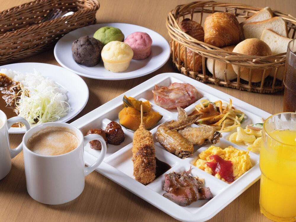 朝食も大浴場も利用可能。大きなテレビで映画鑑賞4025157