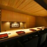 店内はカウンター6席と個室2室 / 5