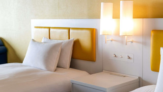 スタンダード ルーム シングルベッド 3 台 マウンテンビュー (Mediterranean Style)