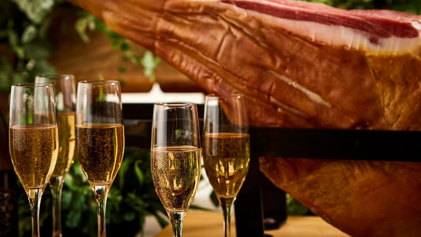 朝からスパークリングワインも