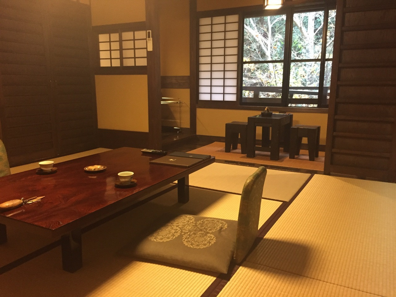 「おしのび旅」を気取って、森の中で至福の1杯4264905