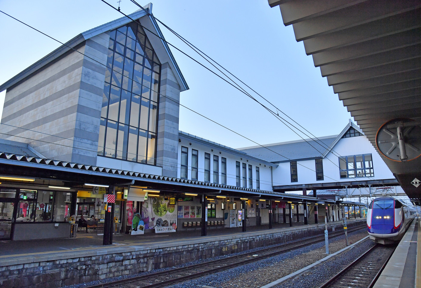 山形県上山市矢来　かみのやま温泉駅ホームと山形新幹線