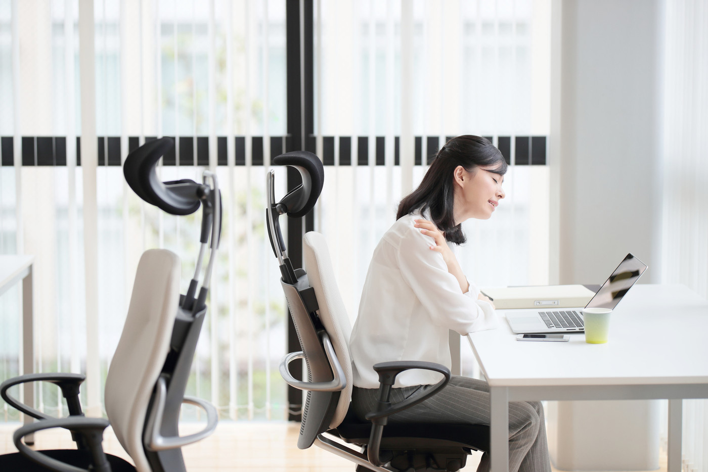 肩こり・ビジネスウーマン