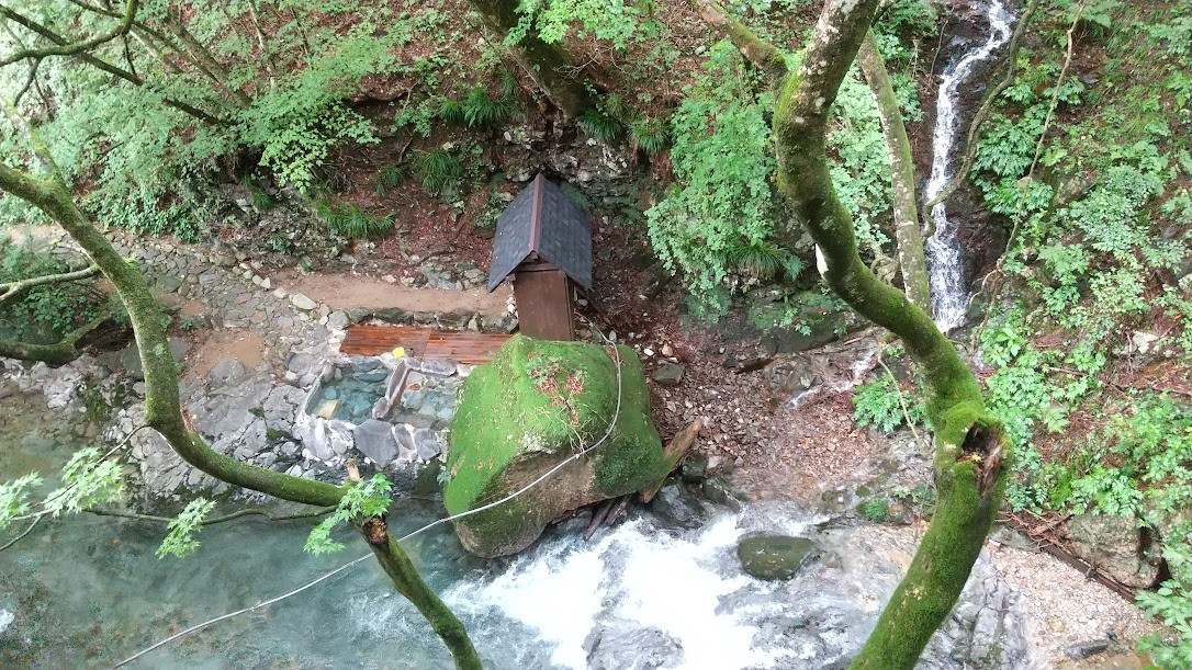 部屋からの眺望　川の向こうにもう一つの露天風呂