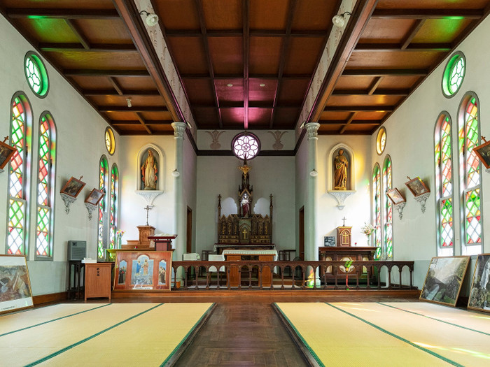 教会内を彩るステンドグラスは、昼と夕方で光の加減が変わり、違った表情を見せてくれます