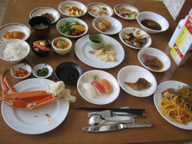 夕食バイキングは正直、食べきれません…