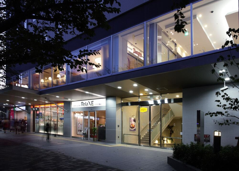 施設の正面 (日没後)