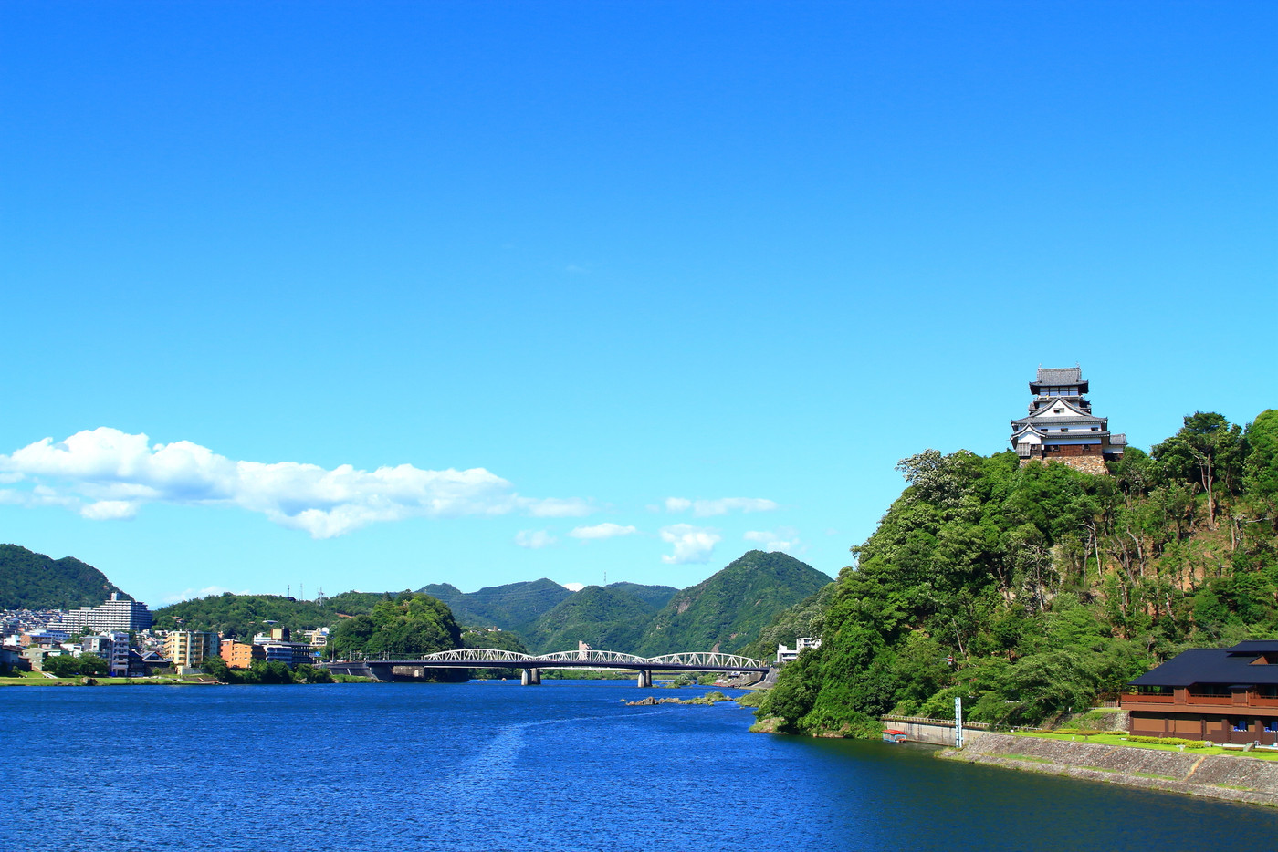 犬山市、国宝犬山城と木曽川の風景