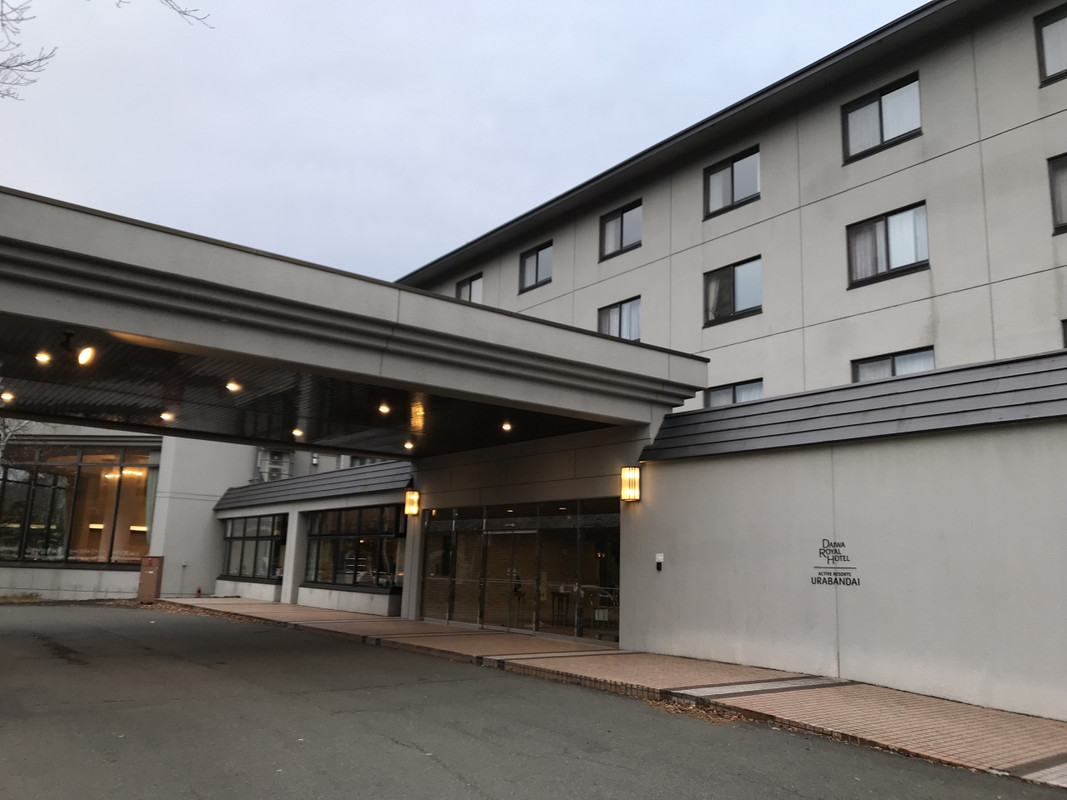 ホテルは横広がりの4階建てです