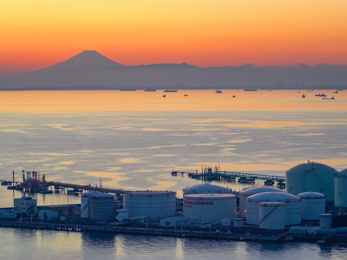 千葉ポートタワーから見た夕焼けの富士山のシルエット