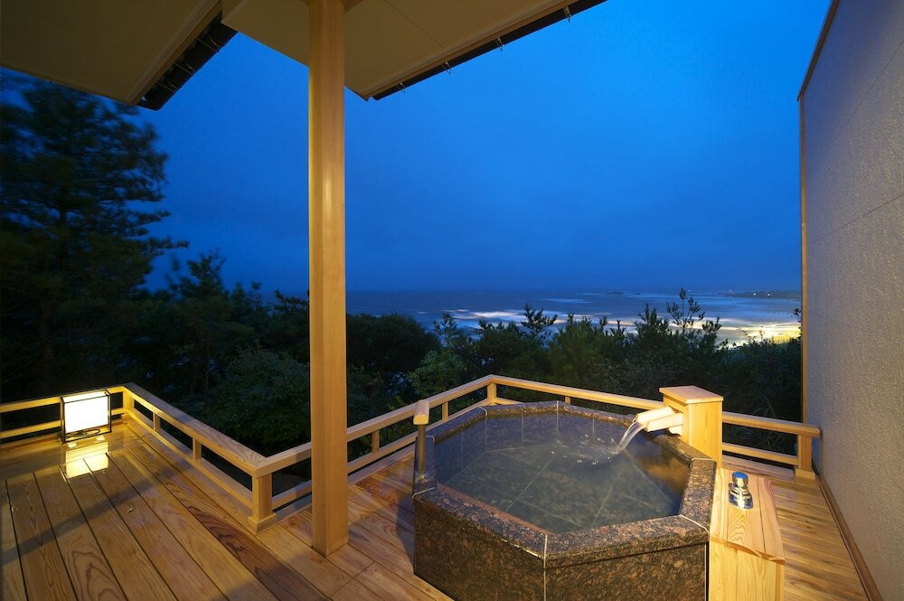 海を眺めながら温泉につかってホッと一息3712984