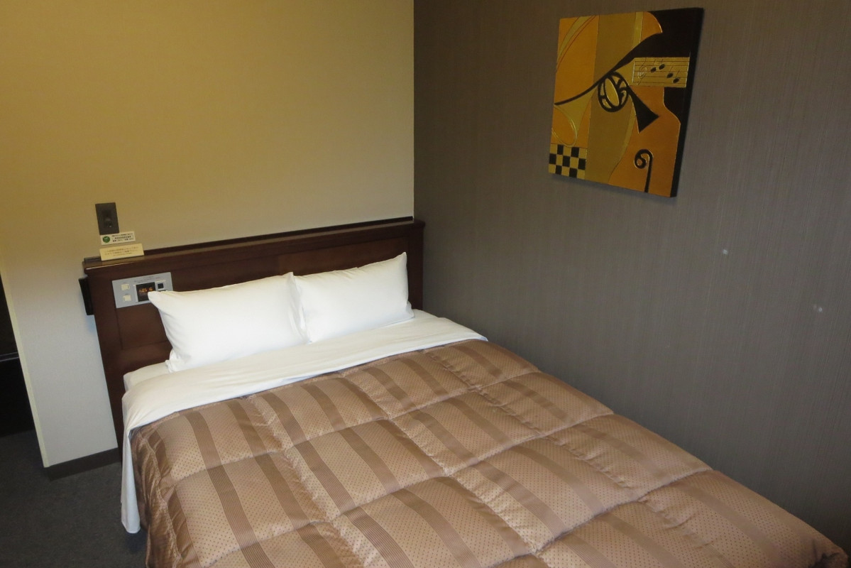 ダブルサイズのベッド