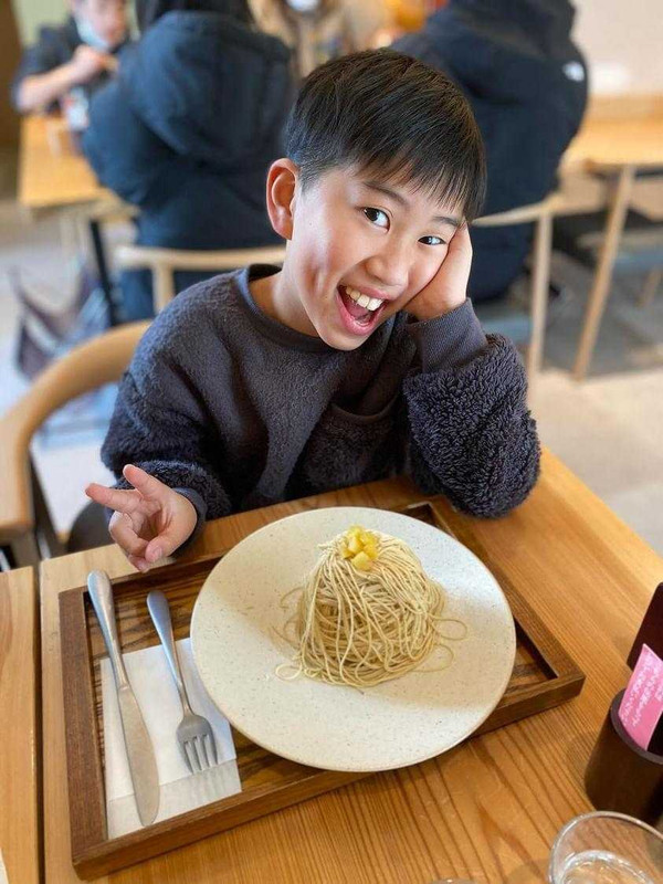 レストランやカフェ、スイーツショップなど飲食店が多く、ランチにも◎。アクセスは宿から車で1時間ほど / 2