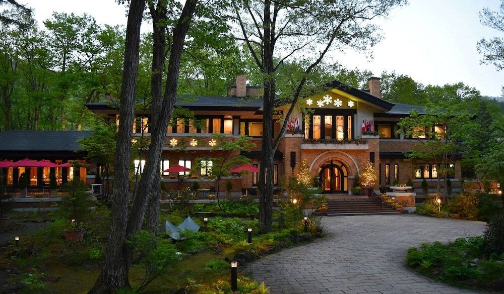 暗くなるにつれて庭園にも灯りが / 1