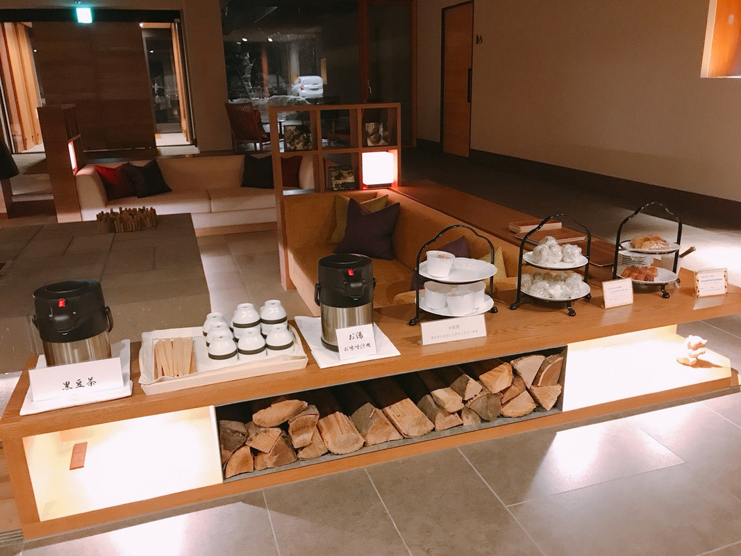 夜食の味噌汁とおにぎりとパウンドケーキ