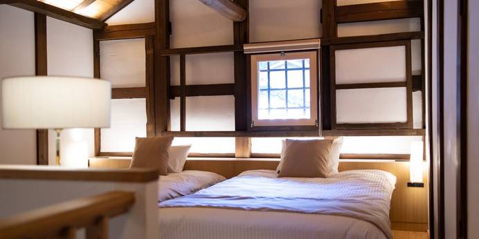 鎌倉 古今（神奈川県 旅館）：歴史ある蔵を改装した82平米のお部屋。メゾネットタイプになっていて、1階にはリビング、バスルーム、和室、2階には寝室を完備。エアウィーヴ社の寝具で快適な時を過ごして。
●おすすめのシーン／プライベートなカップル旅行、おしゃれな女子旅 / 1