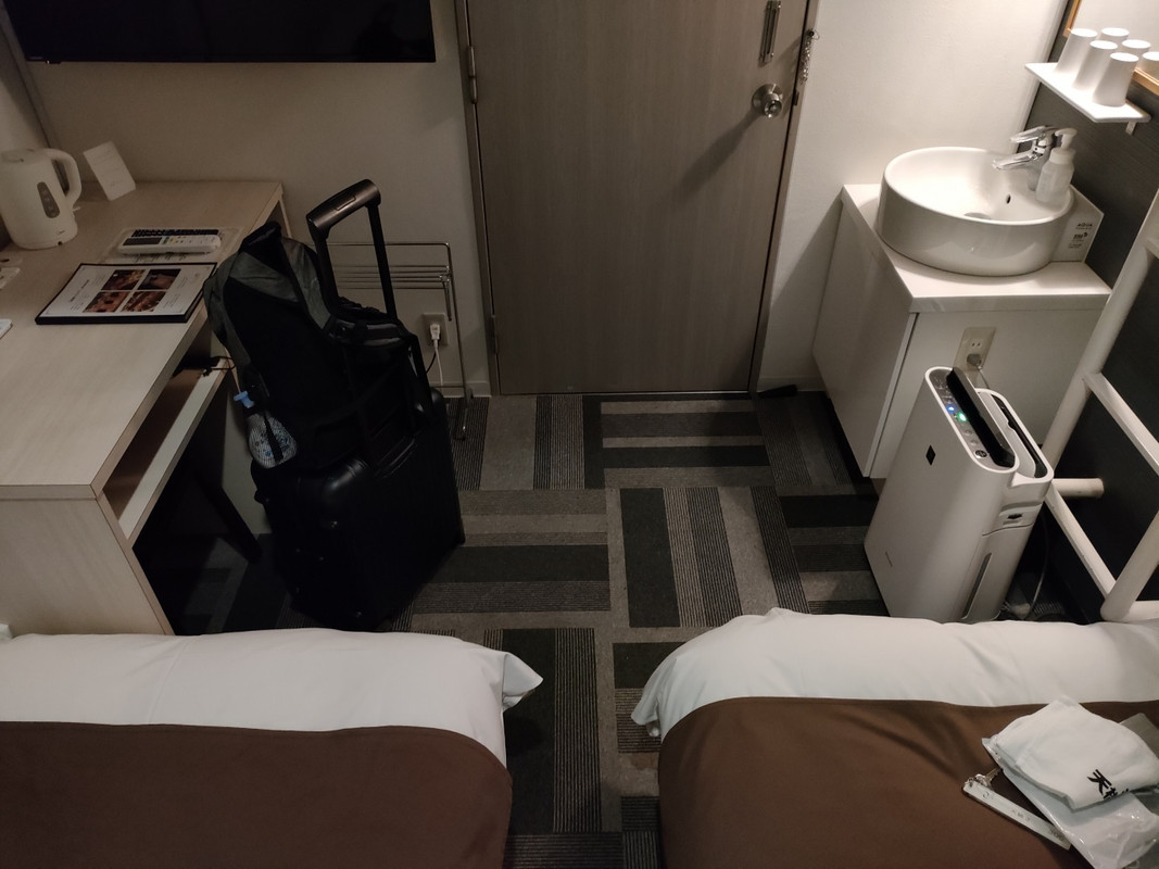 一見、荷物広げられそうだがドアを開けるスペースには置けない。