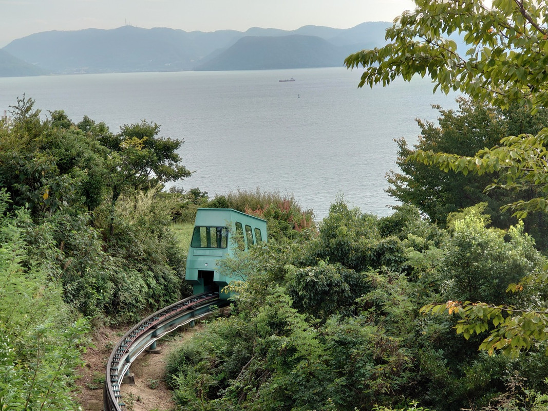 オーバルに上がるケーブルカー