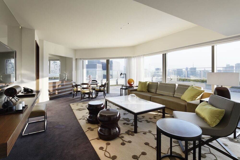 自然との調和を感じる漆器に盛り付けられたモダンなアフタヌーンティー4269527