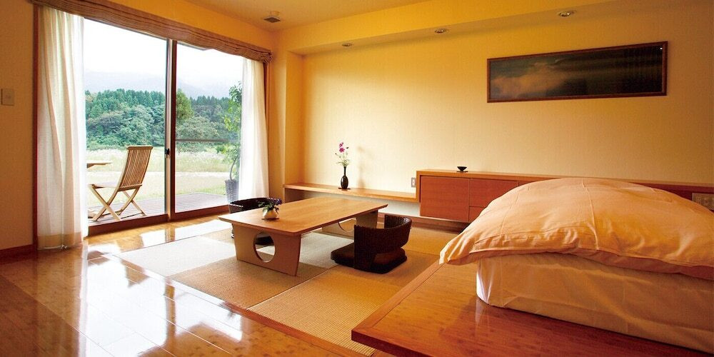 里山の風景に囲まれて、 旬を活かした里山フレンチをいただける宿4240119