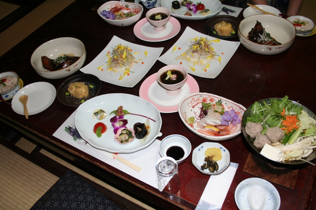 レトロな和風旅館で海鮮料理を堪能する4037518