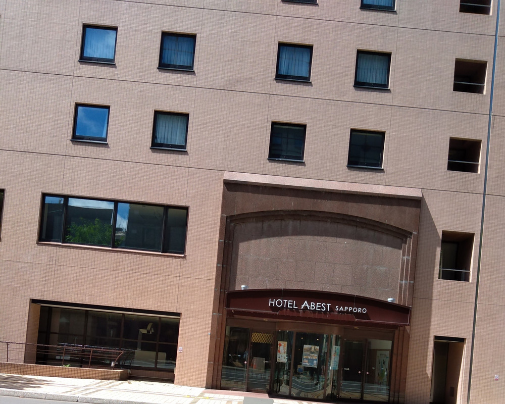 茶色の目立つ色のホテル