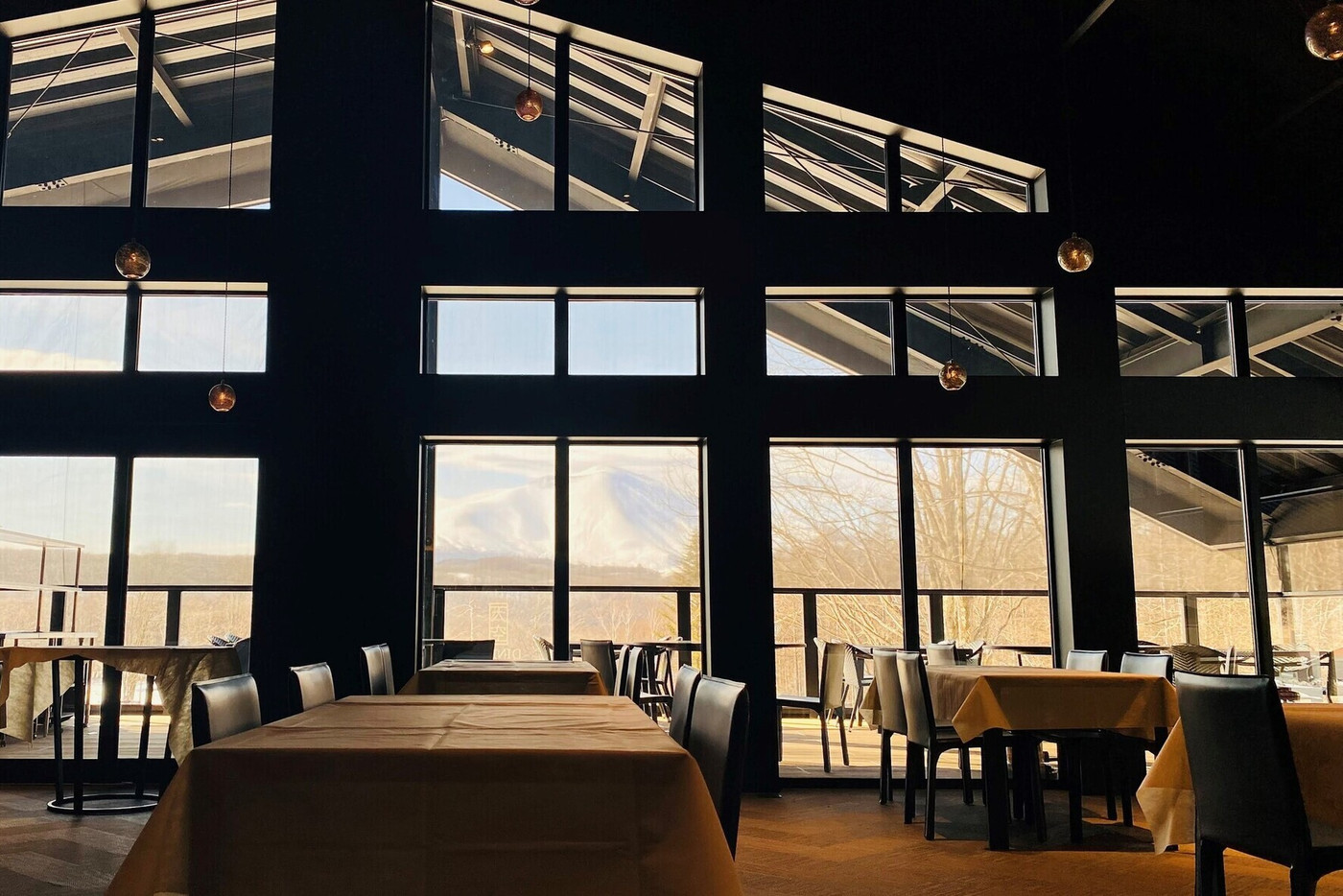 「天空柁イニング」 内観 171150514 室内席からも浅間山を眺めながらランチができます