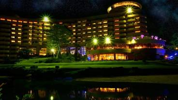 施設の正面 (日没後) / 2