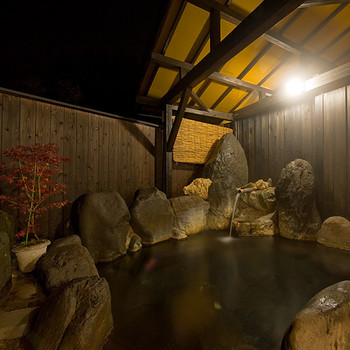 塩原温泉の町並み　七弦の滝と紅葉