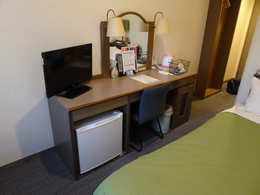 テレビやデスクはベッド横