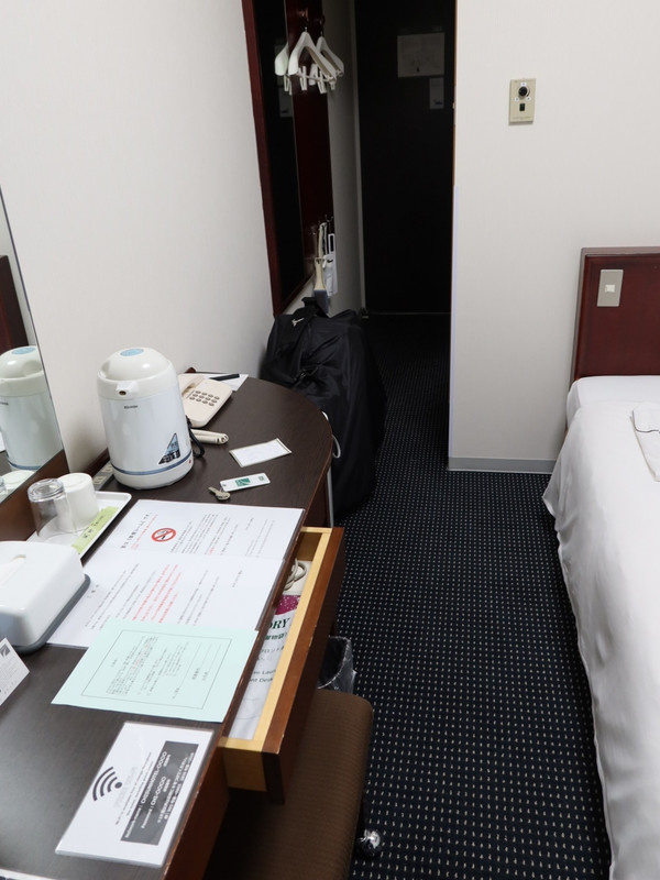 ドアから客室への通路が狭い