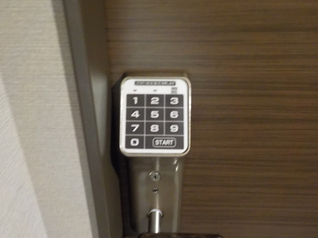 暗証番号を押して入る