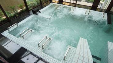 屋内スパ浴槽 / 1