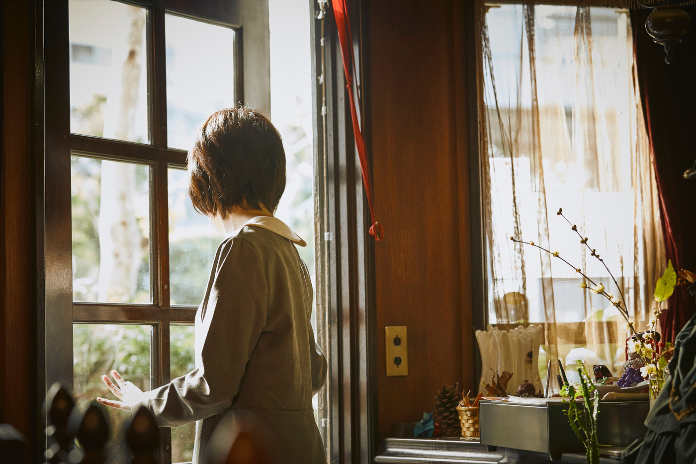 お店に入る女性
