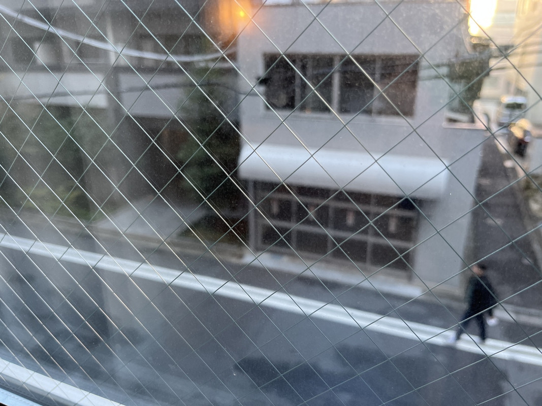 窓の外はすぐ道路で外から丸見えなので一切カーテンを開けられな