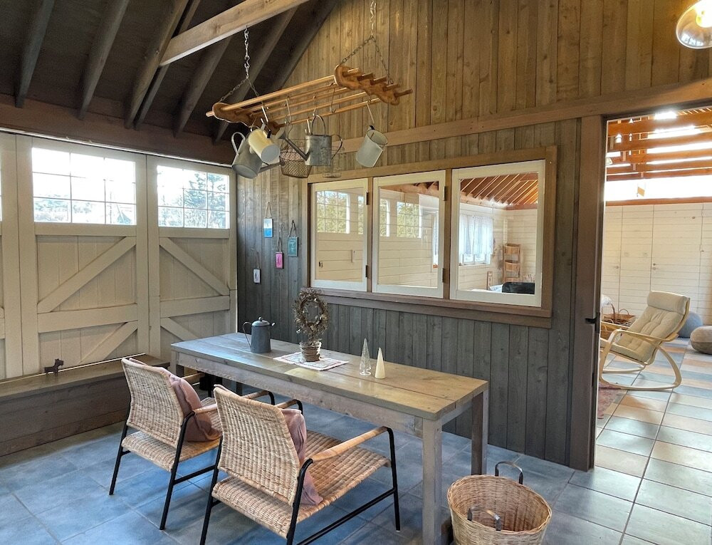 客室内のダイニングエリア